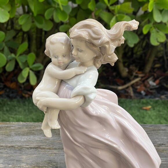 Lladro Figurine Playing Mom Girl With Baby & Flowers #6681 Retired with Box - Picture 6 of 16